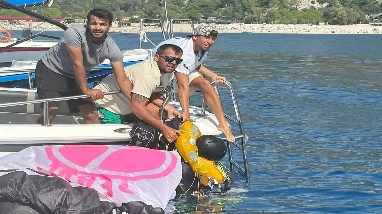 Fethiye'de denize düşen yamaç paraşütü pilotu ağır yaralandı