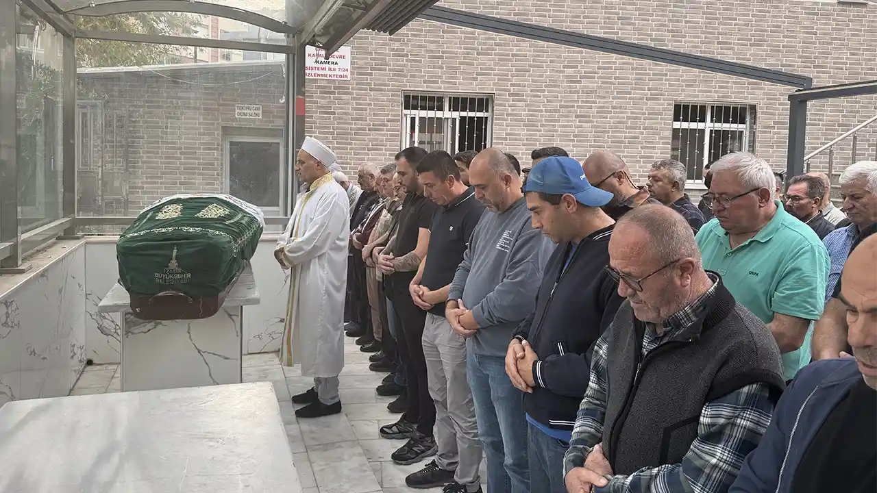 İzmir'de kocası tarafından öldürülen kadının cenazesi defnedildi