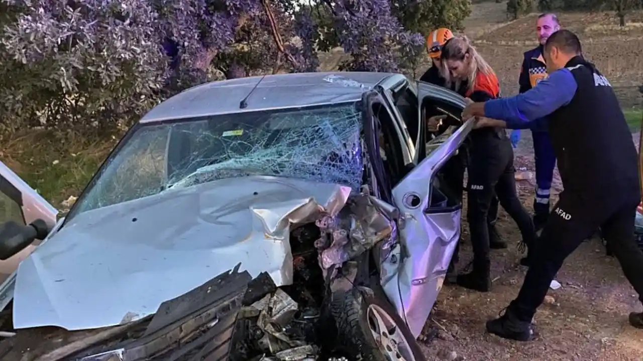 Traktörle çarpışan otomobildeki Karı Koca Yaralandı