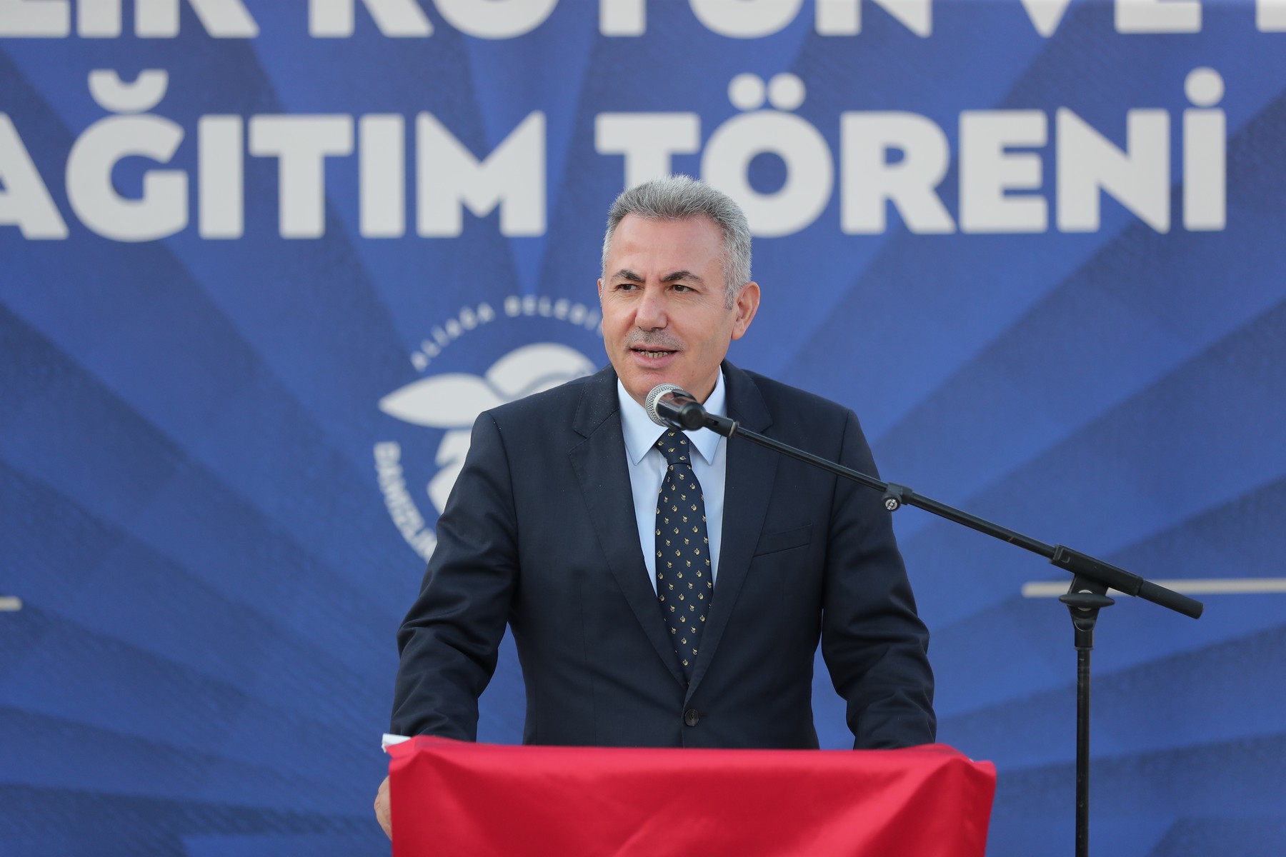 İzmir'de besicilere hibe olarak 210 küçükbaş hayvan dağıtıldı