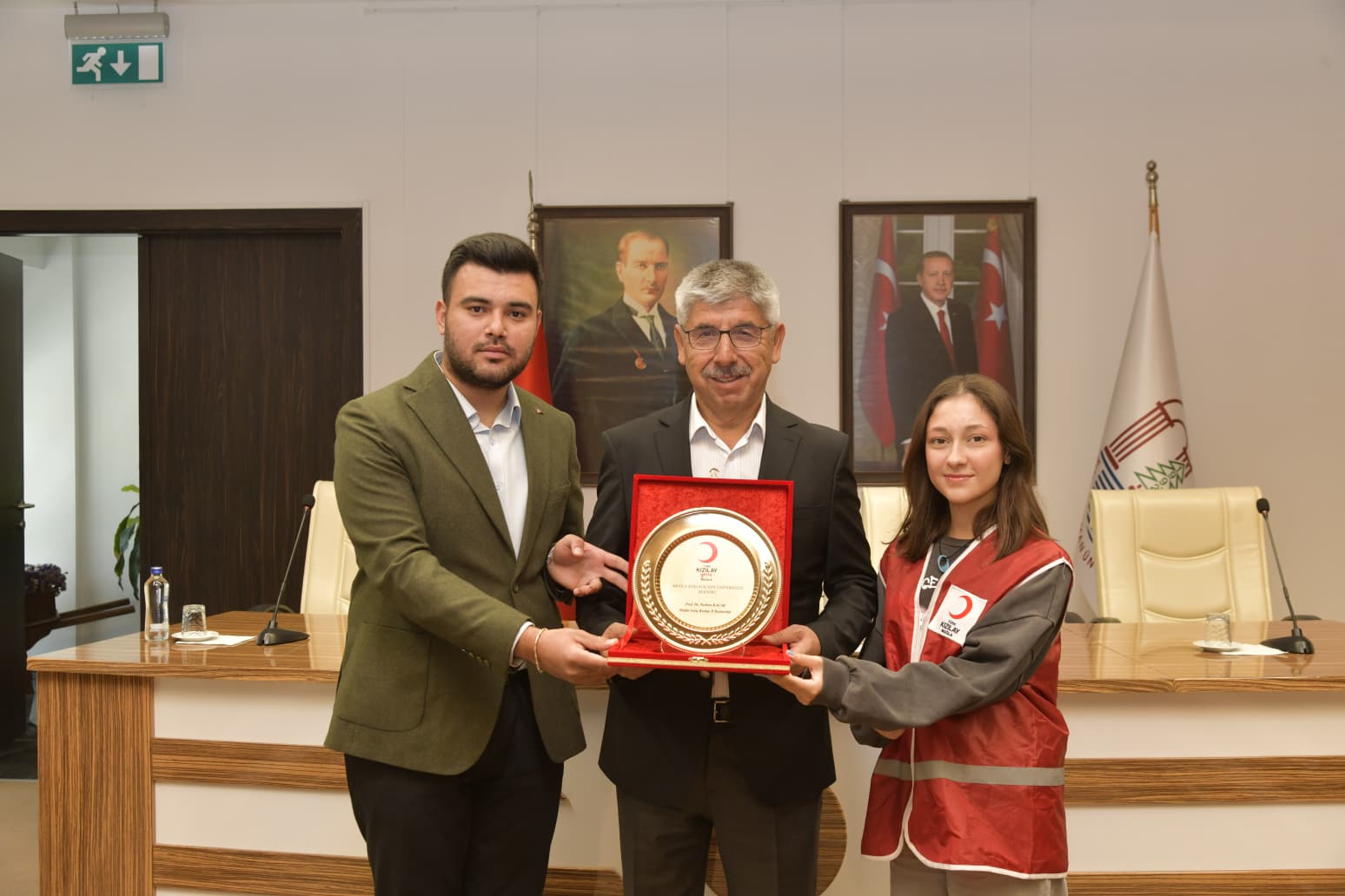 Muğla Genç Kızılay İl Yönetimi MSKÜ Rektörü Kaçar'ı ziyaret etti