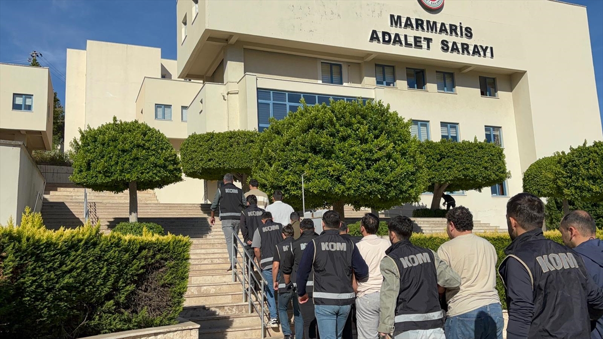 Muğla'da tekneyle yurt dışına kaçmaya çalışan 8'i FETÖ sanığı 11 kişi tutuklandı