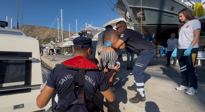Bodrum açıklarında gezi teknesinde yaralanan kişiye tıbbi tahliye yapıldı