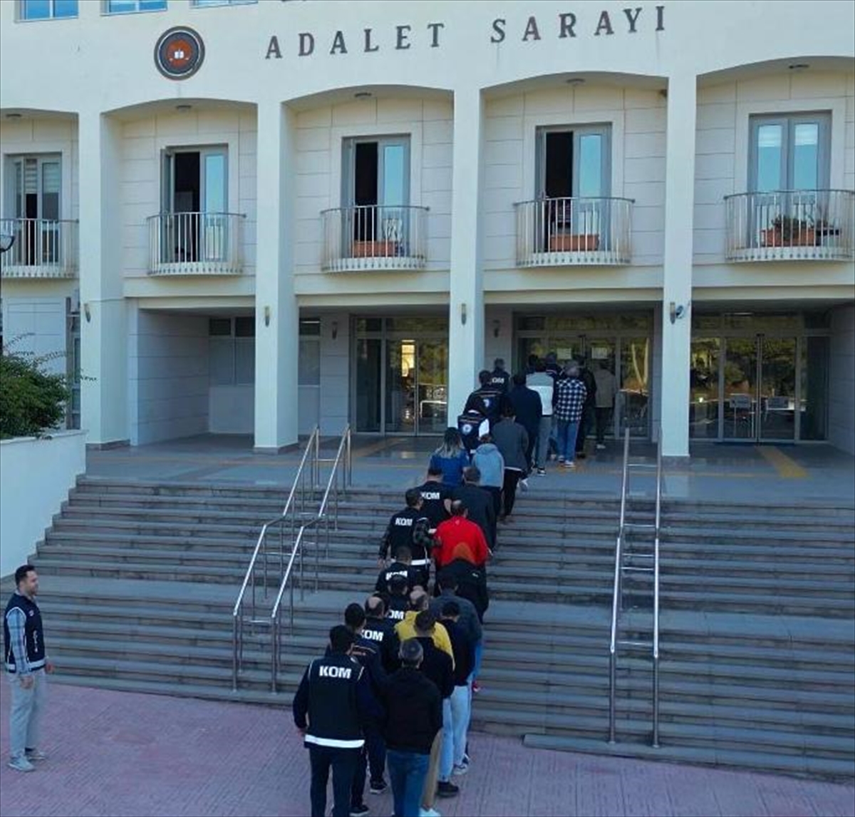 Muğla merkezli göçmen kaçakçılığı operasyonunda yakalanan 13 şüpheli tutuklandı