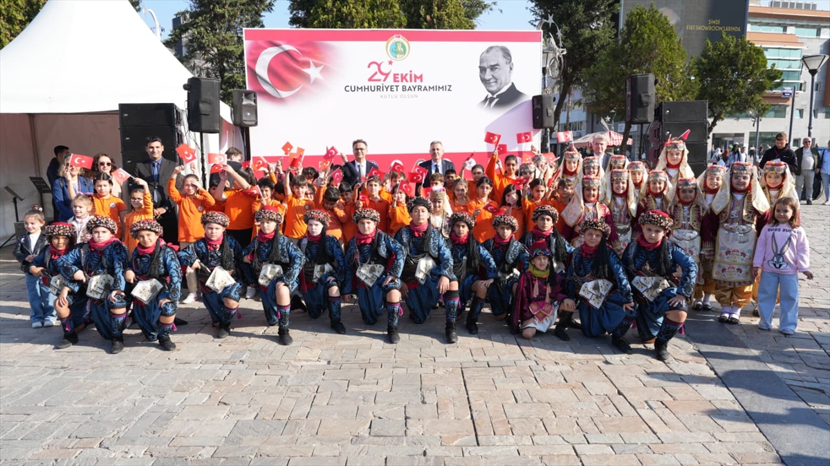 İzmir'de Cumhuriyetin 102. yılı kutlamaları kapsamında Türk bayrağı dokundu
