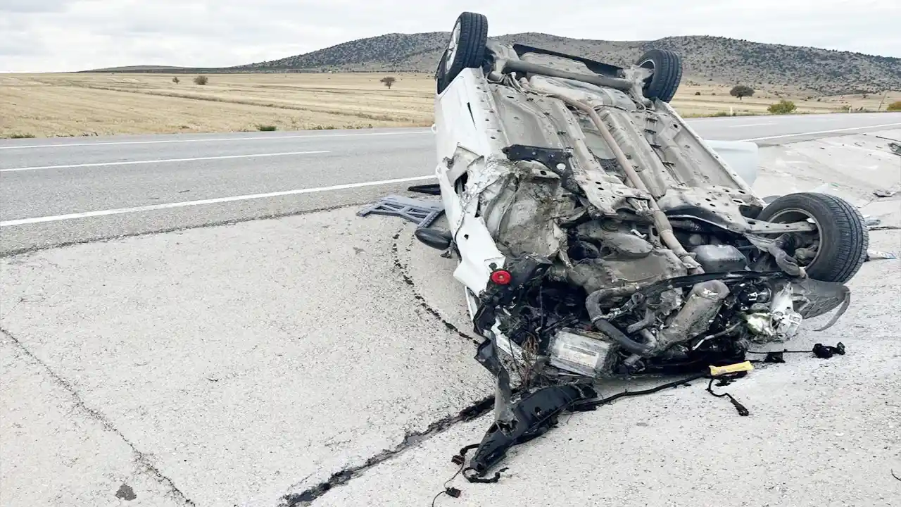 Devrilen Otomobilin Tekeri Karşı Şeride Geçti!