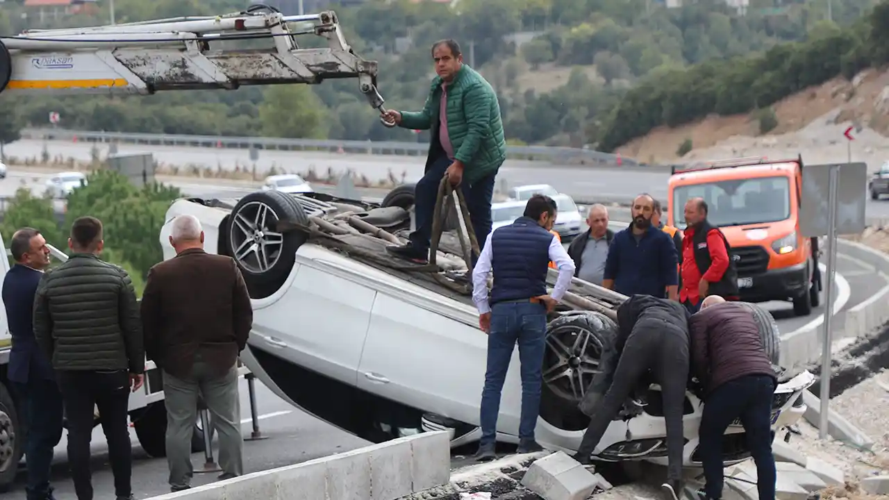 Pamukkale'de takla atan otomobildeki anne ve oğlu yaralandı