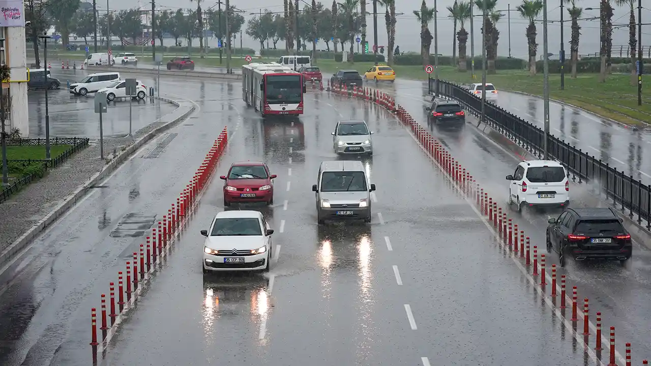 İzmir'de sağanak etkili oldu