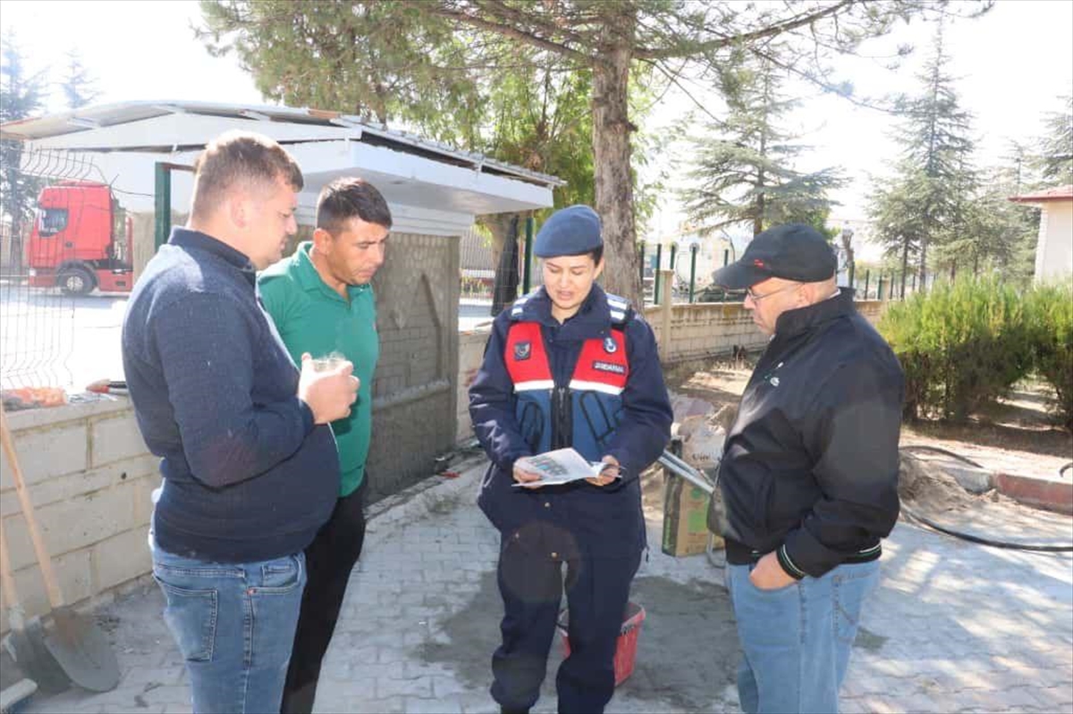 Jandarma tarafından KADES ve 'Kadına El Kalkamaz' bilgilendirmesi yapıldı