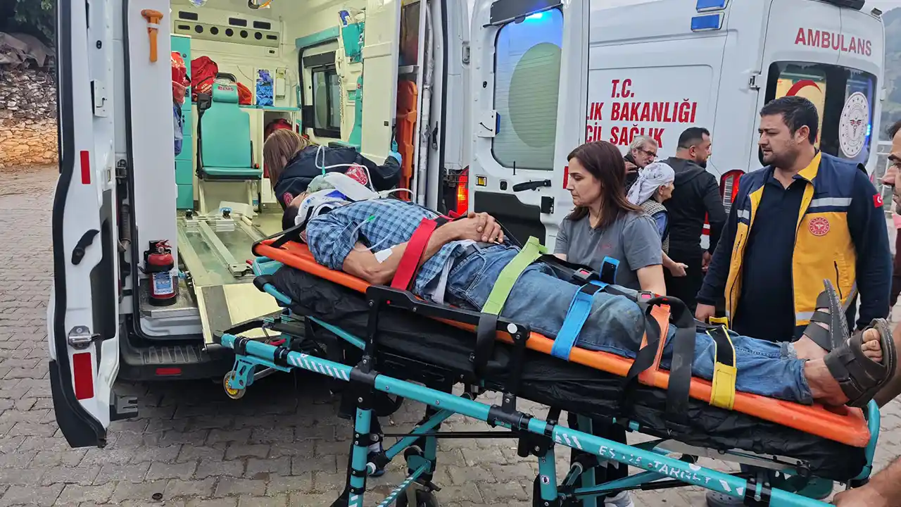 Aydın'da uçuruma yuvarlanan kamyonetteki 3 kişi yaralandı