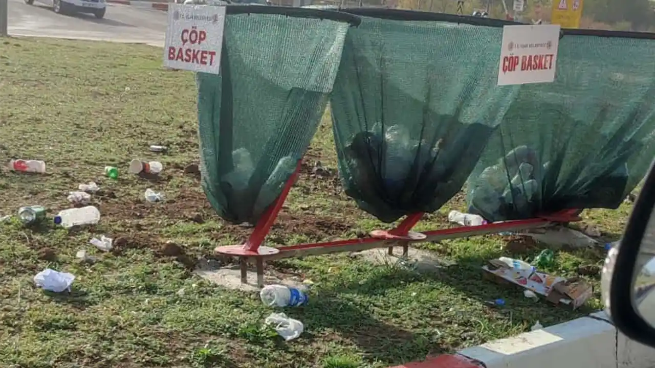 Sürücüler "Çöp Basket'i" Iskaladı Etraf Çöple Doldu!