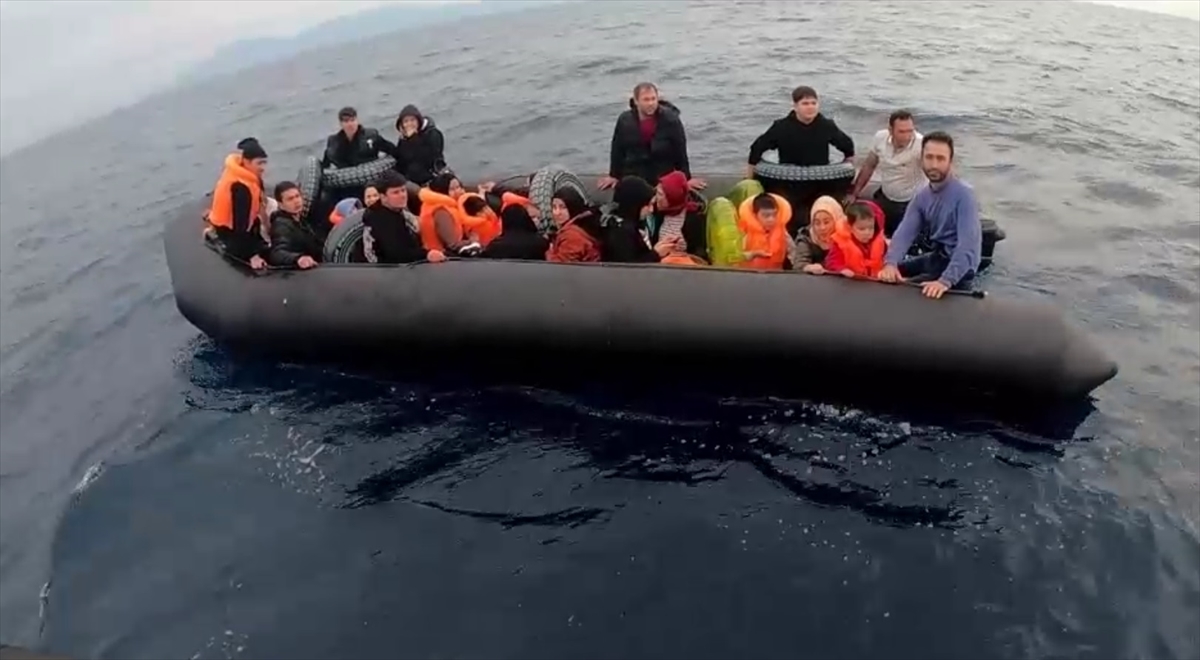 İzmir açıklarında 52 düzensiz göçmen yakalandı