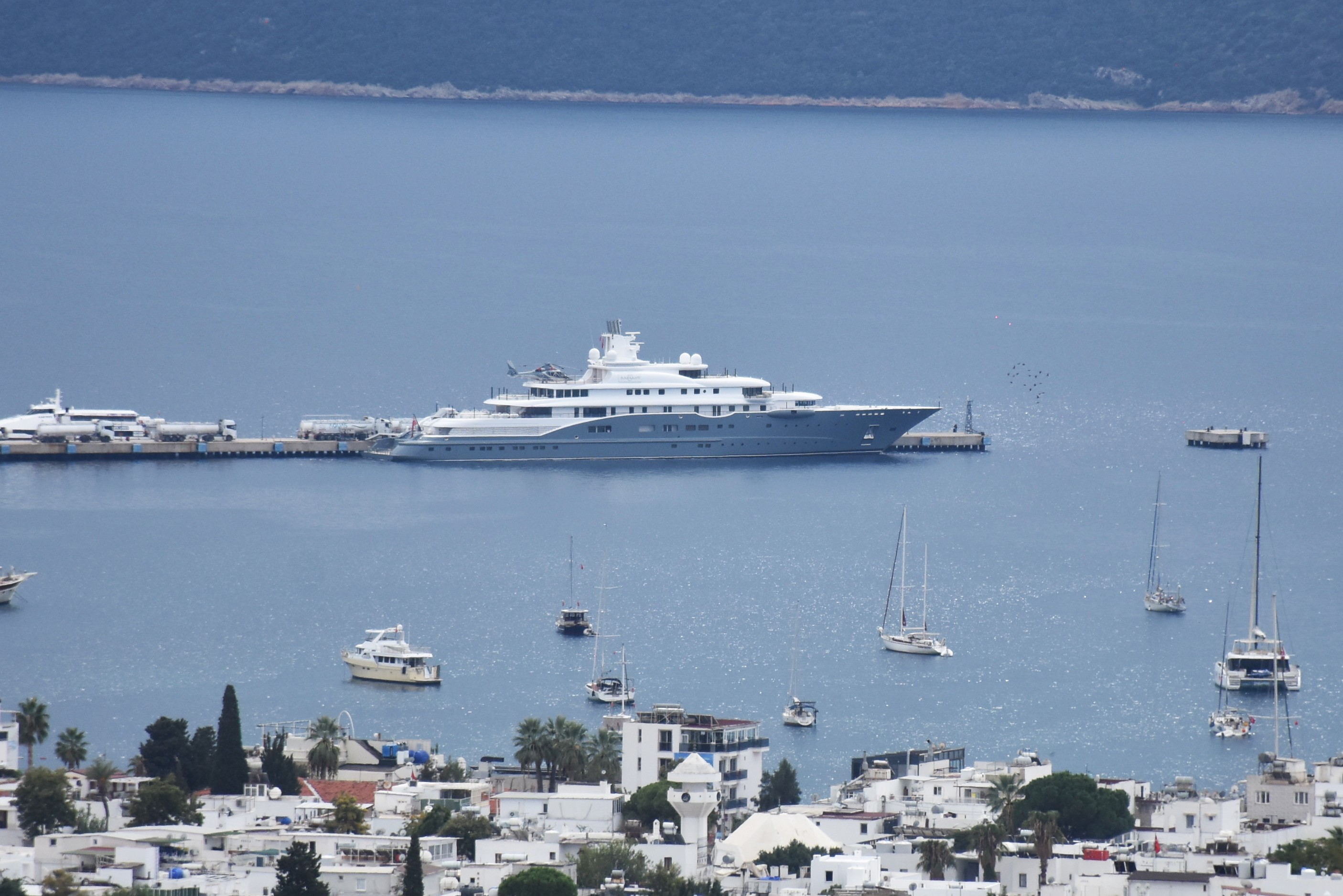 Mega yat 'Radiant'a Bodrum'da yakıt ikmali yapıldı