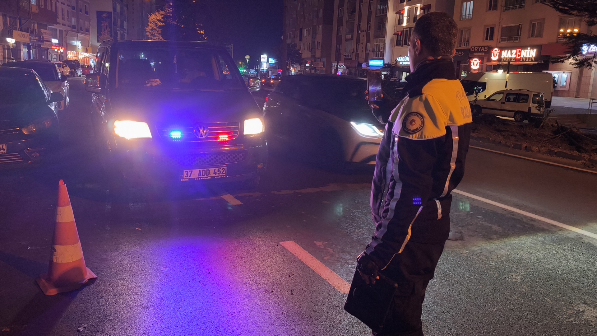 Kütahya'da polis merkezine çakar lamba yakarak gelen sürücüye para cezası