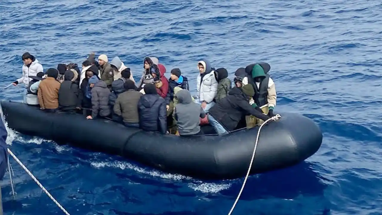 İzmir açıklarında 38 düzensiz göçmen kurtarıldı