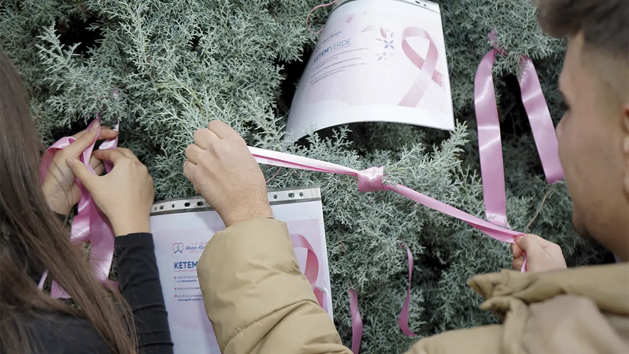 Atapark’ta Anlamlı Görüntüler: Ağaçlar Pembe Kurdelelerle Donatıldı