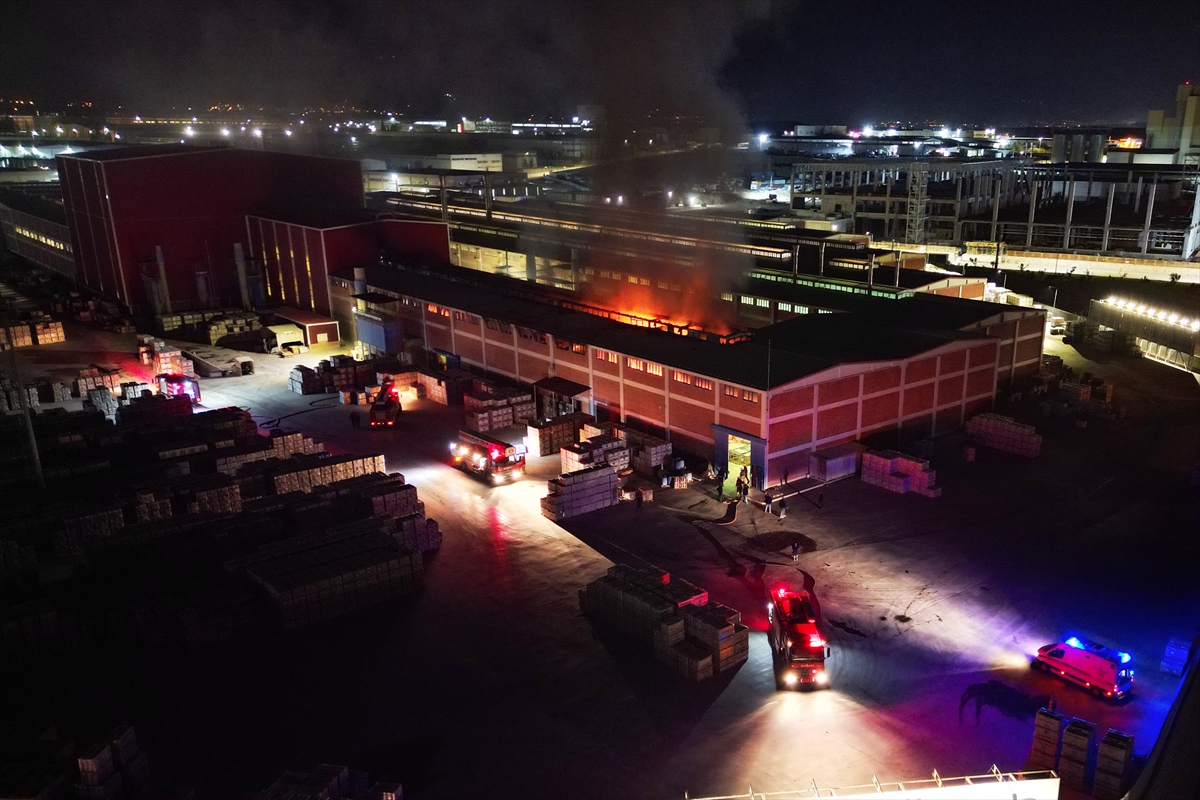Manisa'da granit fabrikasında çıkan yangın söndürüldü