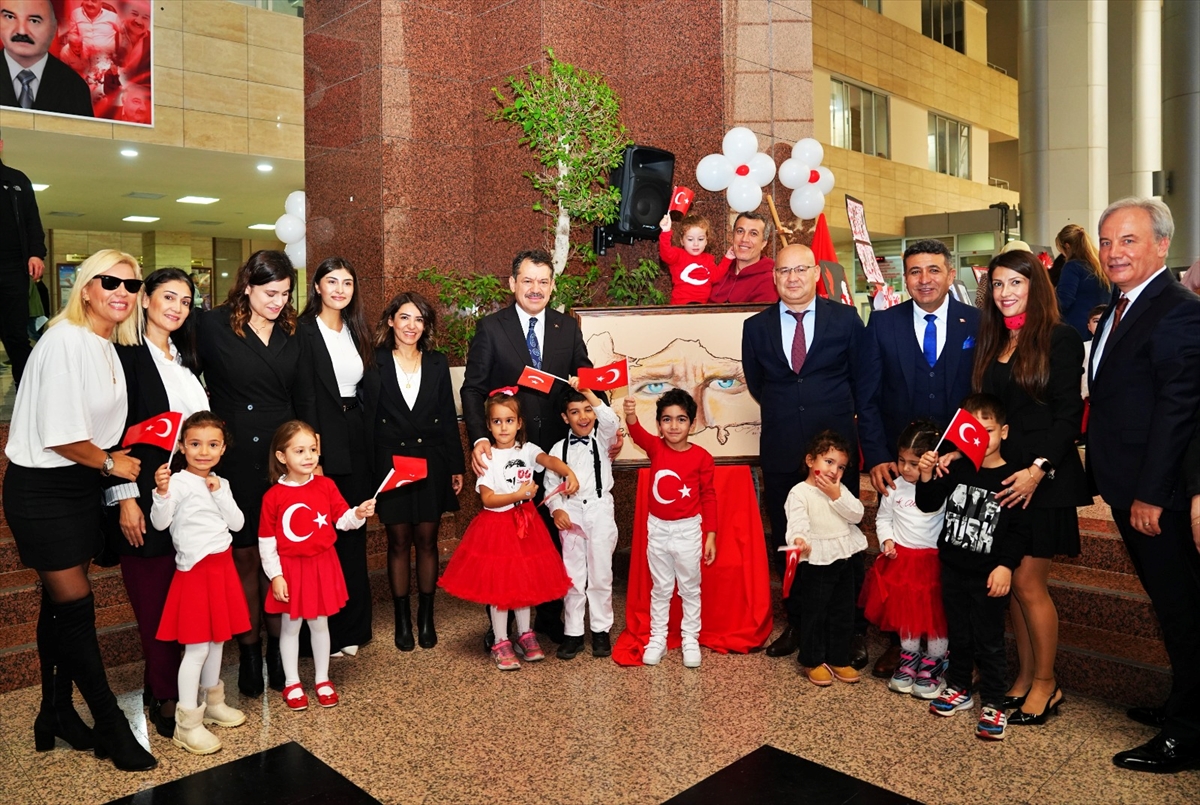 İzmir'de minik ellerden Cumhuriyet Bayramı'na özel resim sergisi