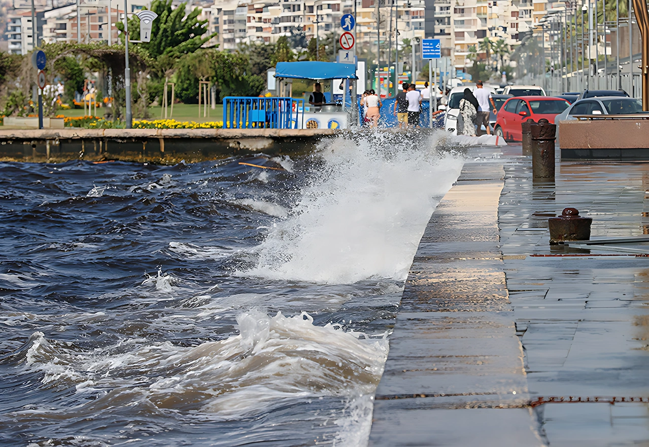 İzmir'de iptal edilen arabalı vapur seferleri yeniden başladı