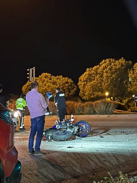 İzmir'de otomobille çarpışan motosikletteki 1 kişi öldü, 1 kişi yaralandı