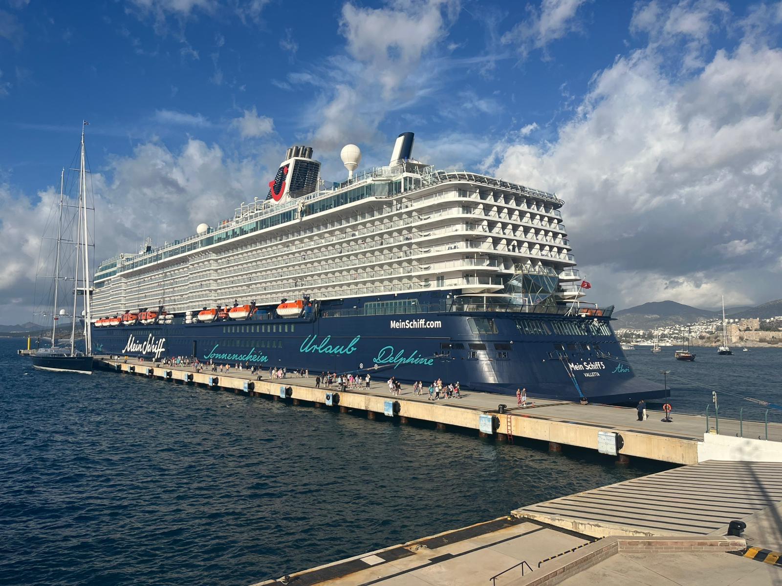 Bodrum'a 'Mein Schiff 5' kruvaziyeriyle 2 bin 716 yolcu geldi