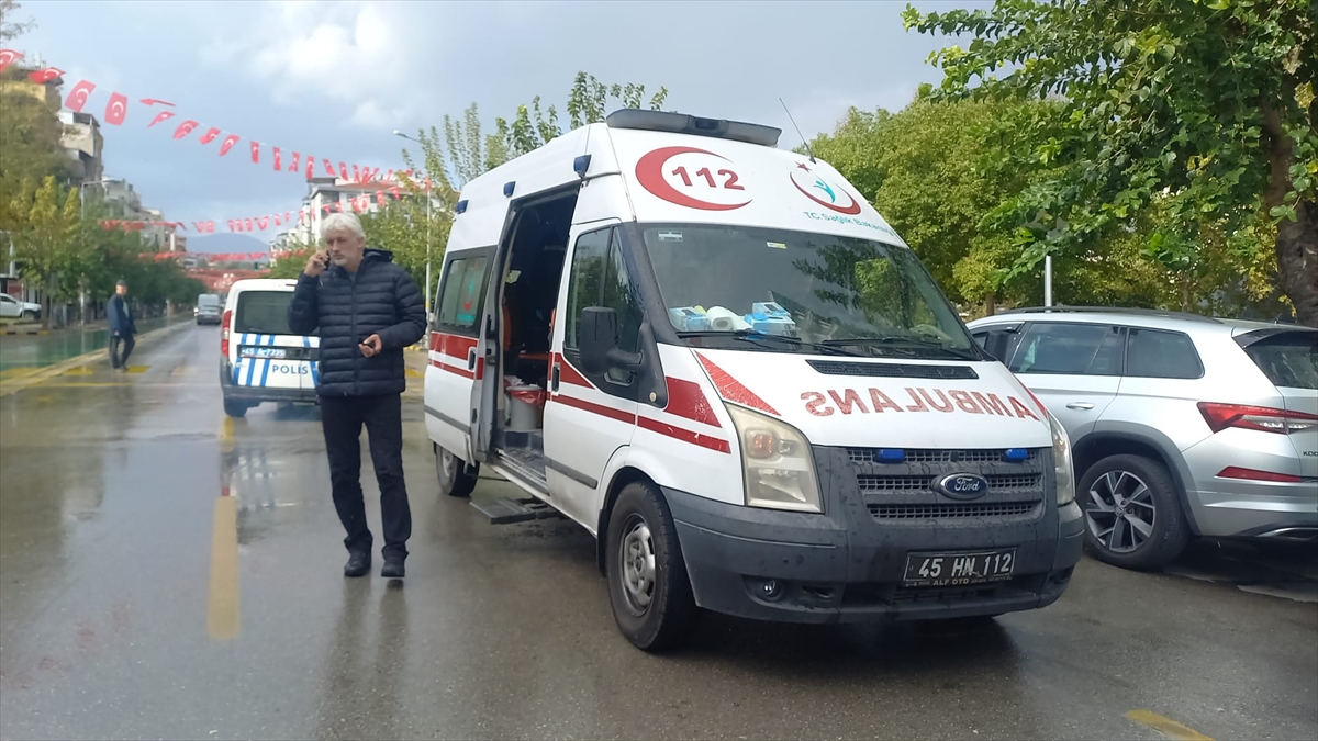 Manisa'da sırtından bıçakla yaralanan kişi hastaneye kaldırıldı