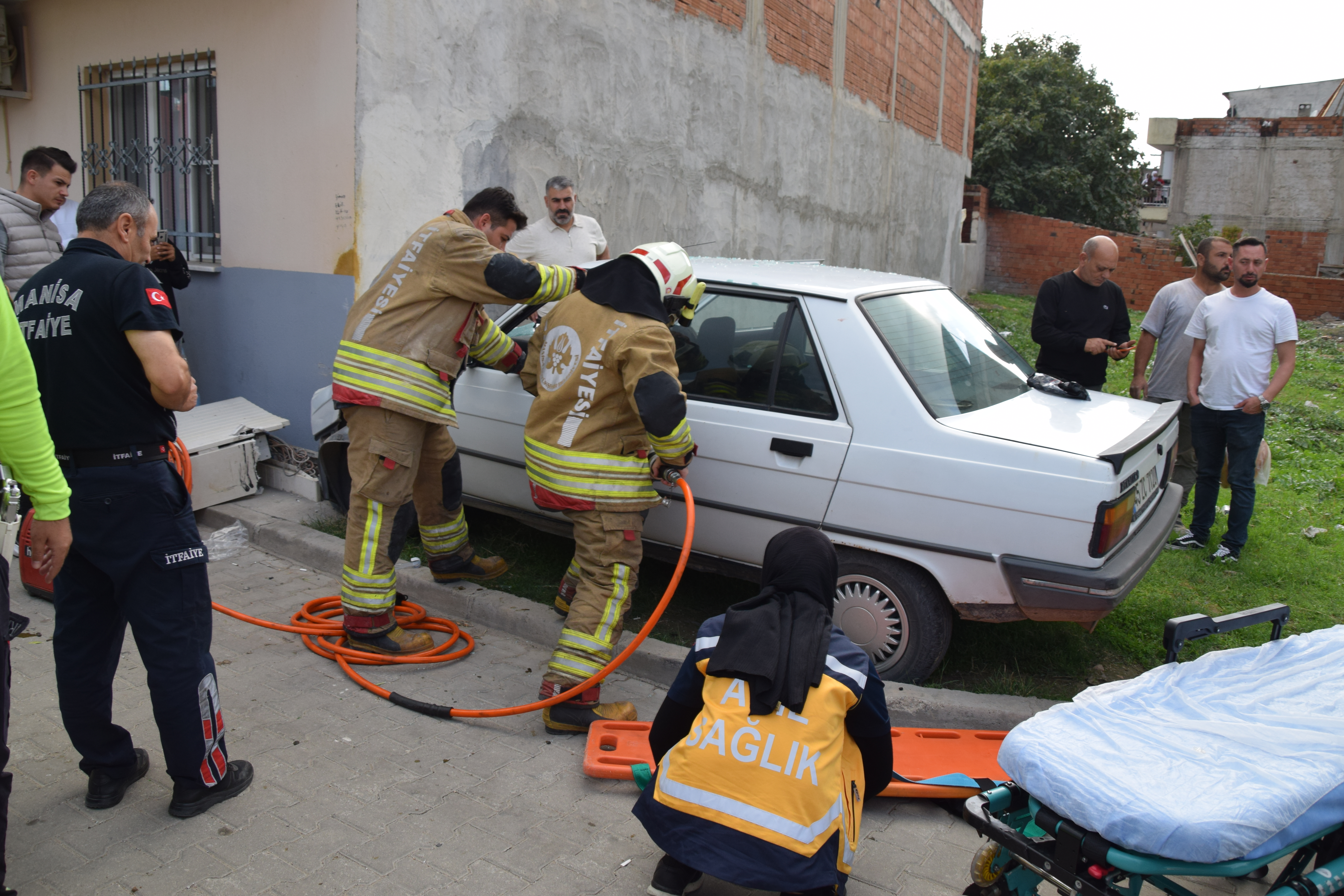 Manisa'da evin duvarına çarpan otomobilde 2 kişi yaralandı