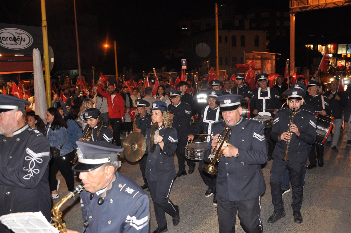Ödemiş'te Cumhuriyet Bayramı fener alayıyla kutlandı