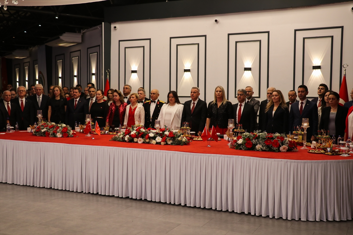 İzmir'de Cumhuriyet'in 102. yıl dönümü kutlandı