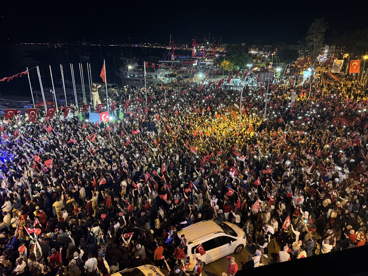 Muğla'da Cumhuriyet'in 102. yılı fener alayıyla kutlandı