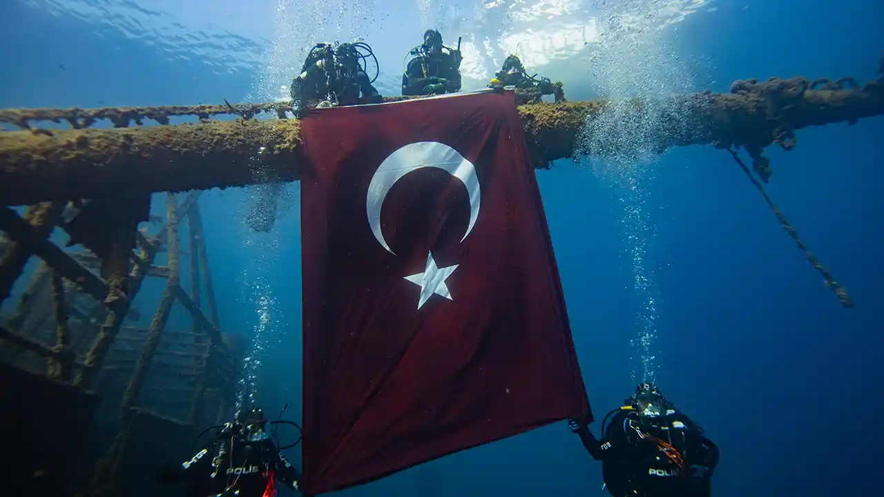 İzmir'de deniz polisleri 29 Ekim'i su altında bayrak açarak kutladı