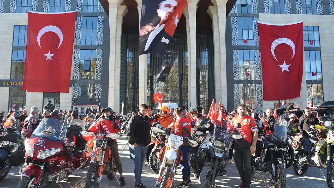 Kütahya'da motosikletlilerden 'Cumhuriyet Korteji'