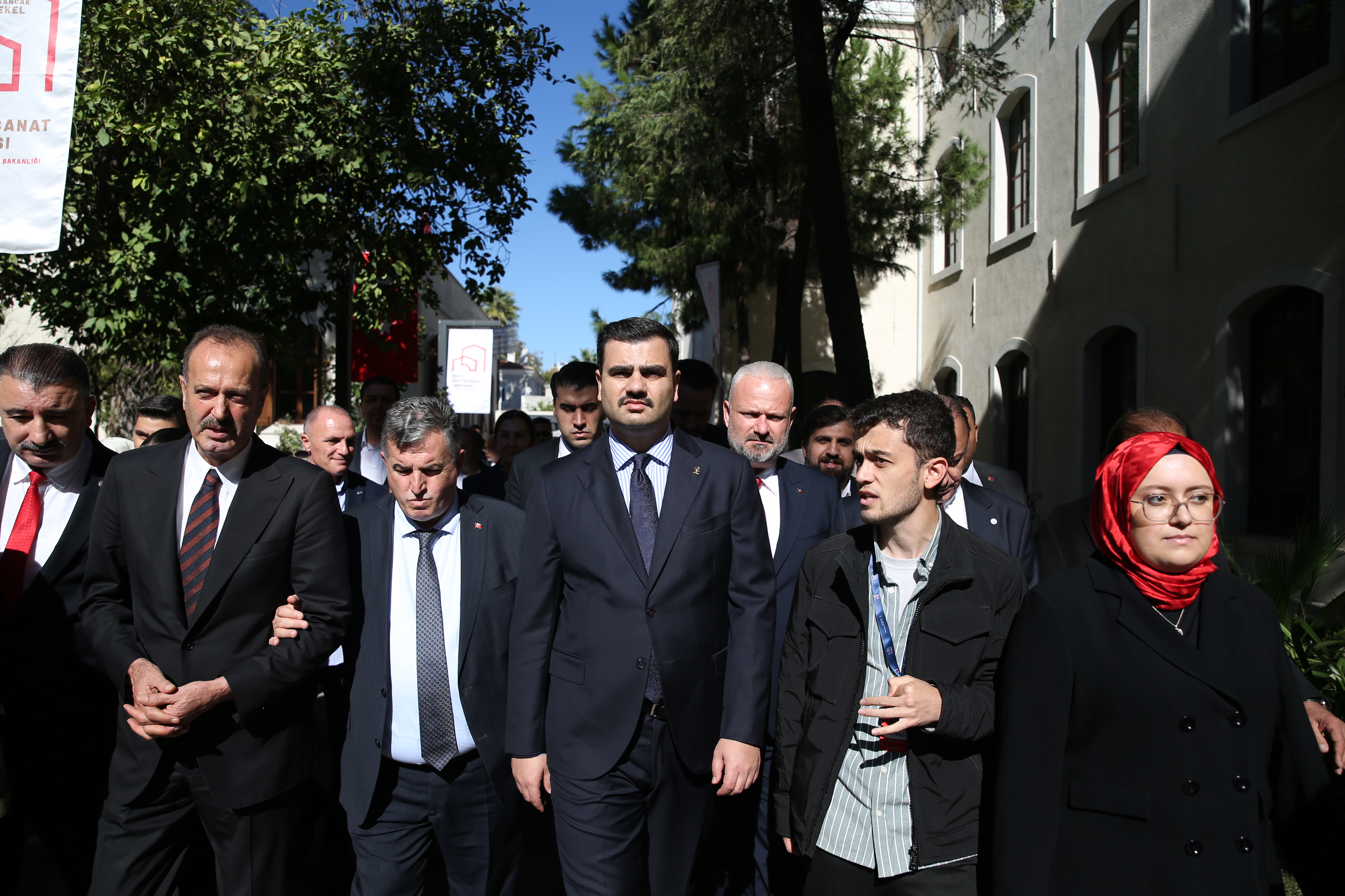AK Parti Genel Sekreteri İnan, İzmir Kültür Yolu Festivali'ndeki sergileri gezdi