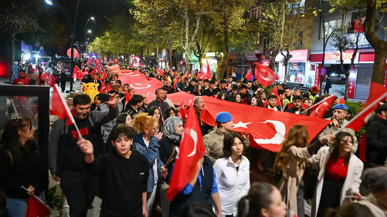 Uşak’ta Cumhuriyet’in 102. Yılı Fener Alayıyla Kutlandı