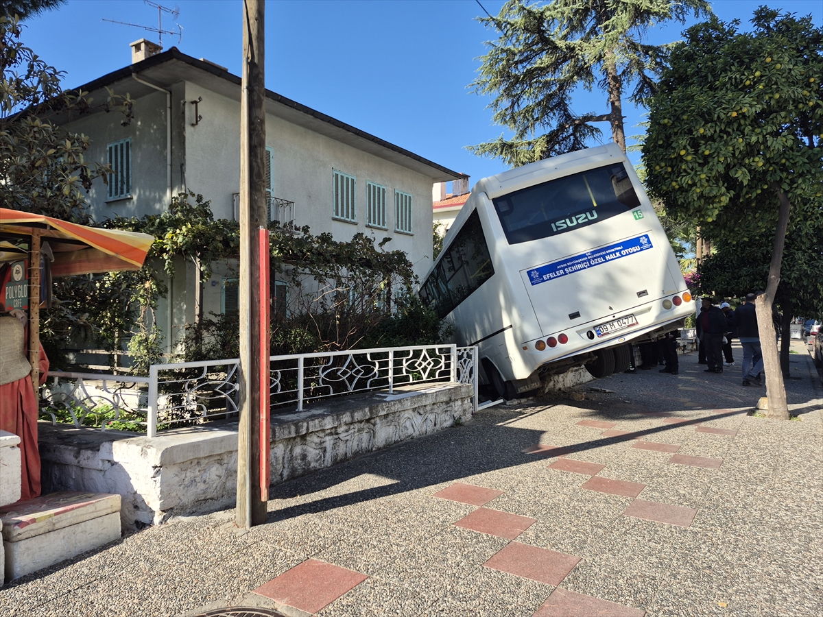 Aydın'da şehir içi yolcu midibüsü bahçe duvarına çarptı