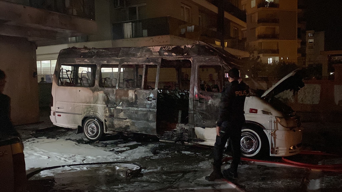 Aydın'da park halindeki minibüs yandı