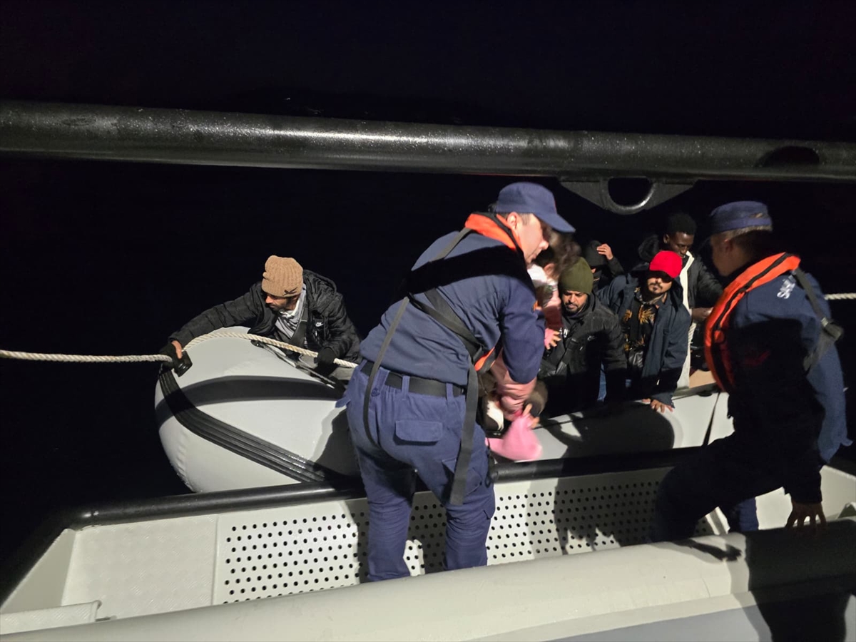 İzmir'de 42 düzensiz göçmen yakalandı, 24 düzensiz göçmen kurtarıldı