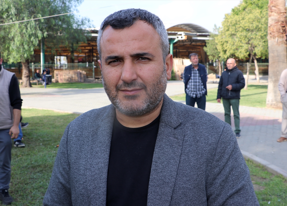 İzmir'de pazarcılar Bostanlı'da açılması planlanan tekstil fuarına karşı nöbet tutuyor