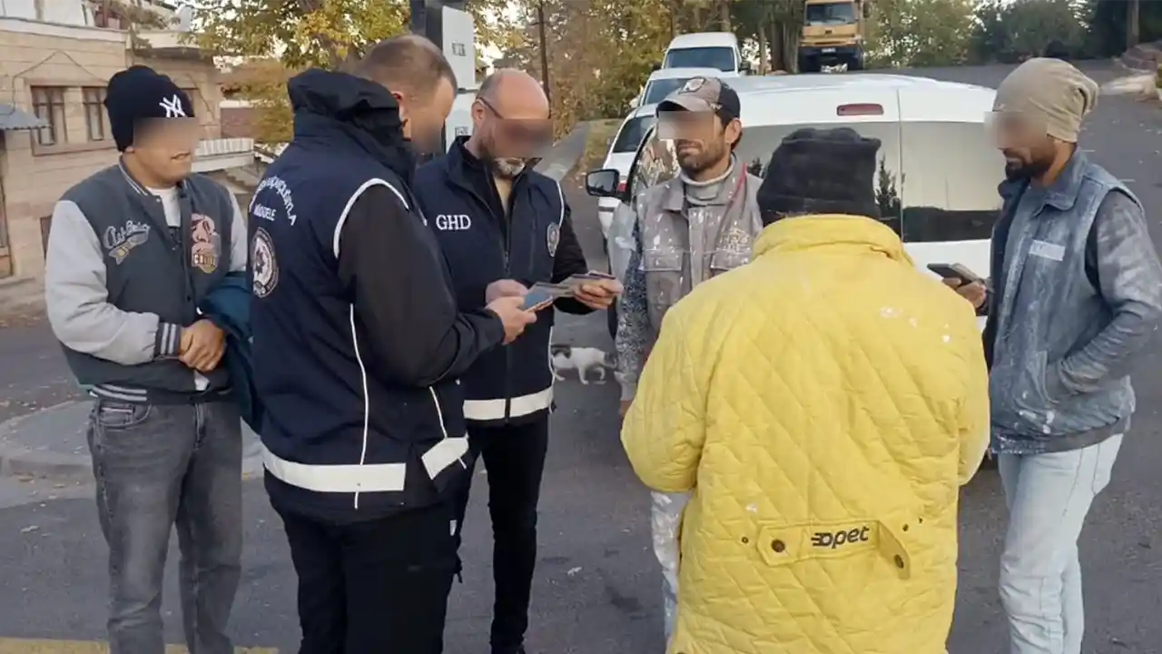 İzmir'de 2 göçmen kaçakçısı tutuklandı