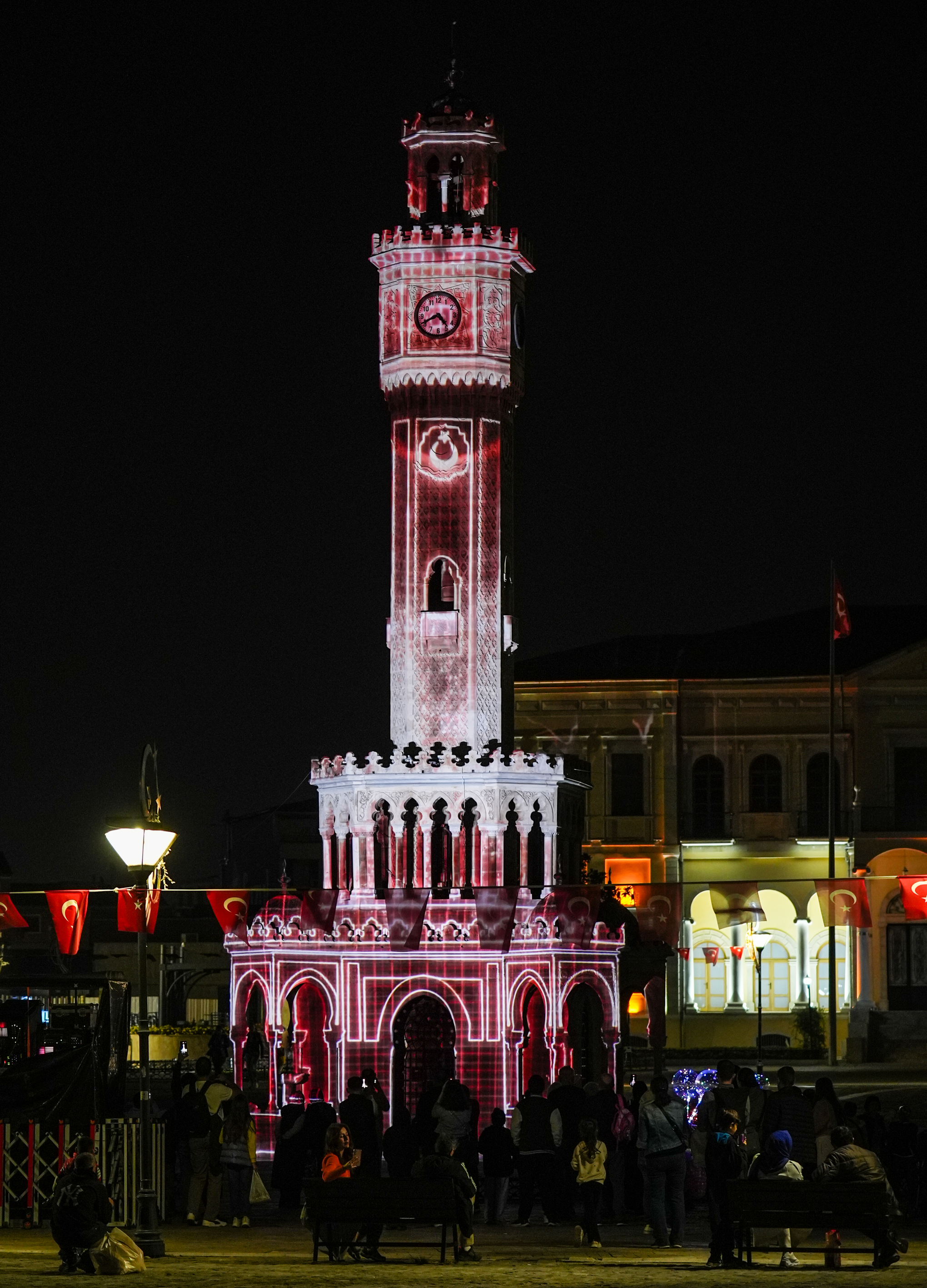 İzmir Kültür Yolu Festivali'nde, İzmir Saat Kulesi dijital sanatla ışıklandı