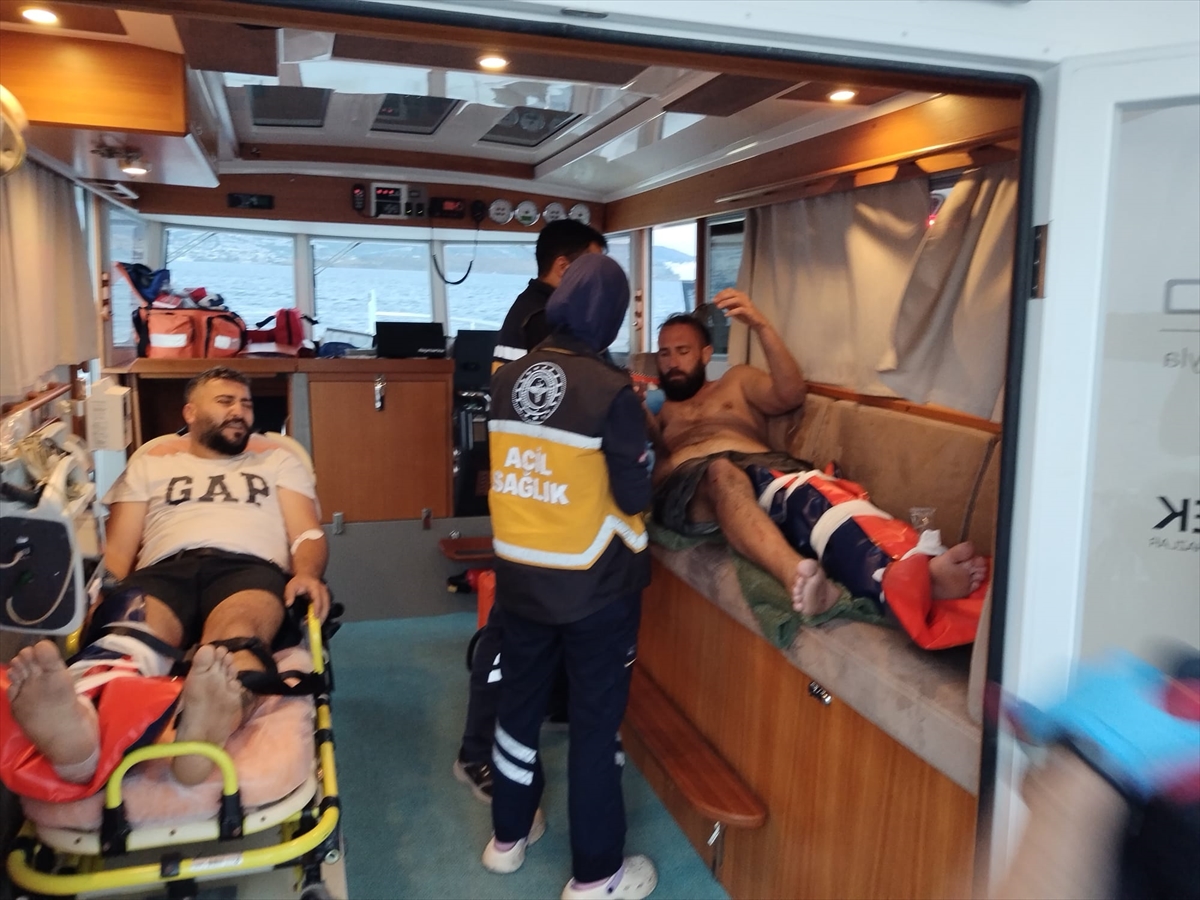 Bodrum'da kayalıklara çarpan lastik bottaki 4 kişi yaralandı