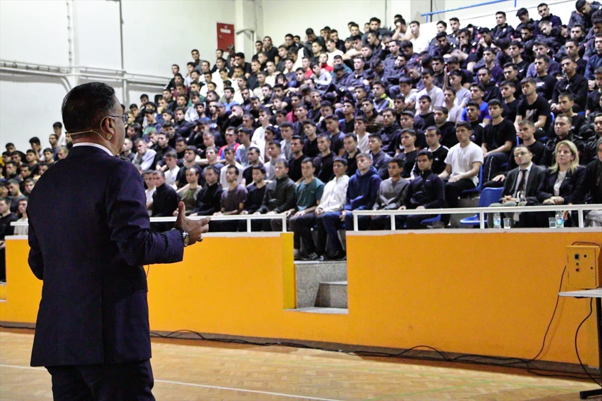 İzmir'de Yeşilay'dan polis okulunda 'bağımlılıkla mücadele' konferansı