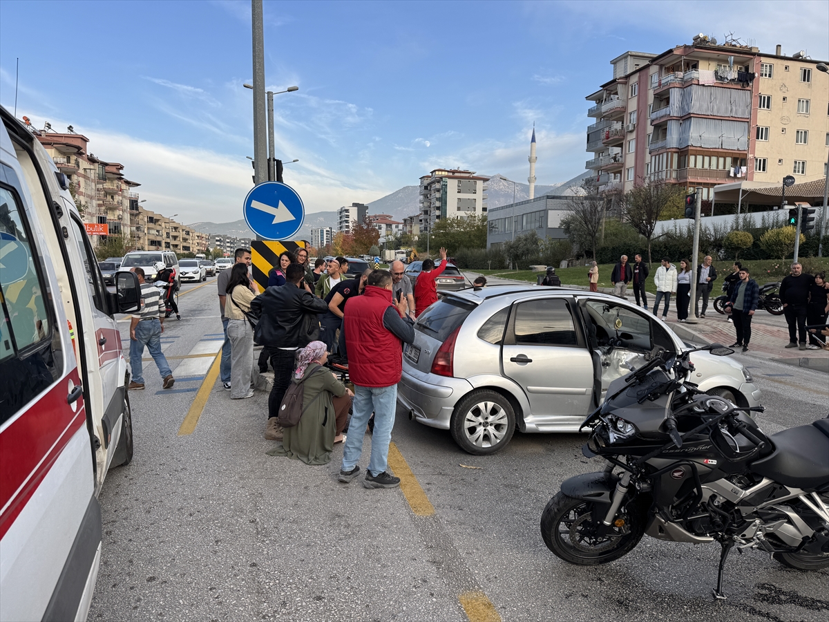 Denizli'de otomobille motosikletin çarpışması sonucu 4 kişi yaralandı