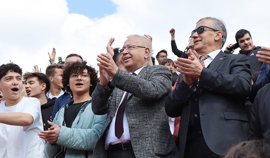 MHP Uşak Milletvekili Adayı Ayhan Kınden, Aşigolarla “Omuz Omuz’a” Maç İzledi