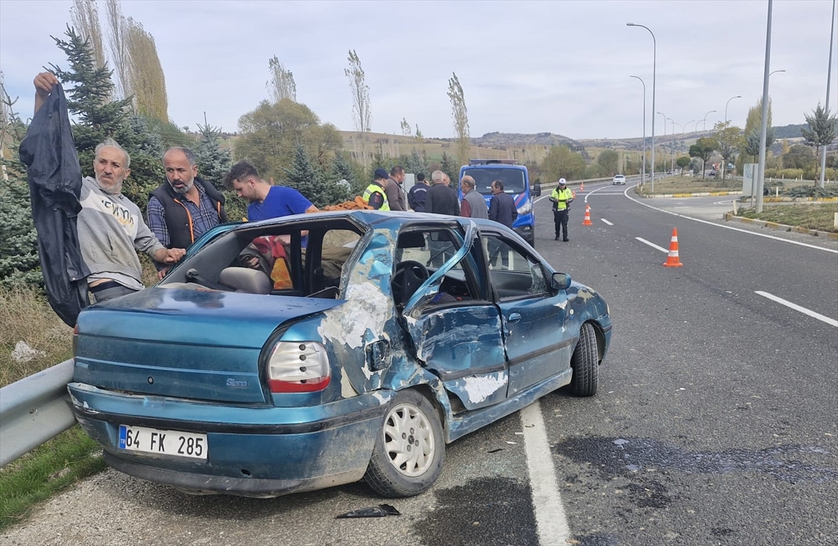 Uşak'ta tır ile otomobilin çarpıştığı kazada 1 kişi yaralandı