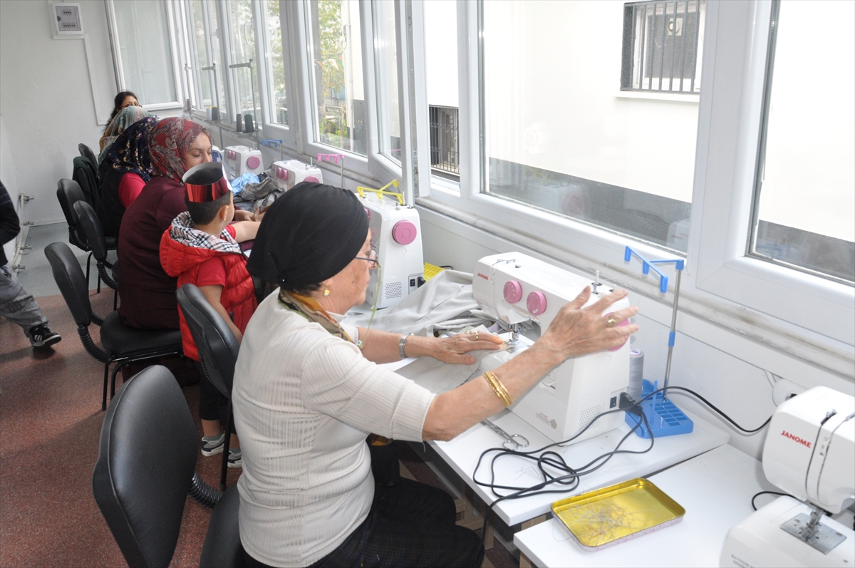 Bayındır'da kurslara katılan kadınlar meslek öğreniyor