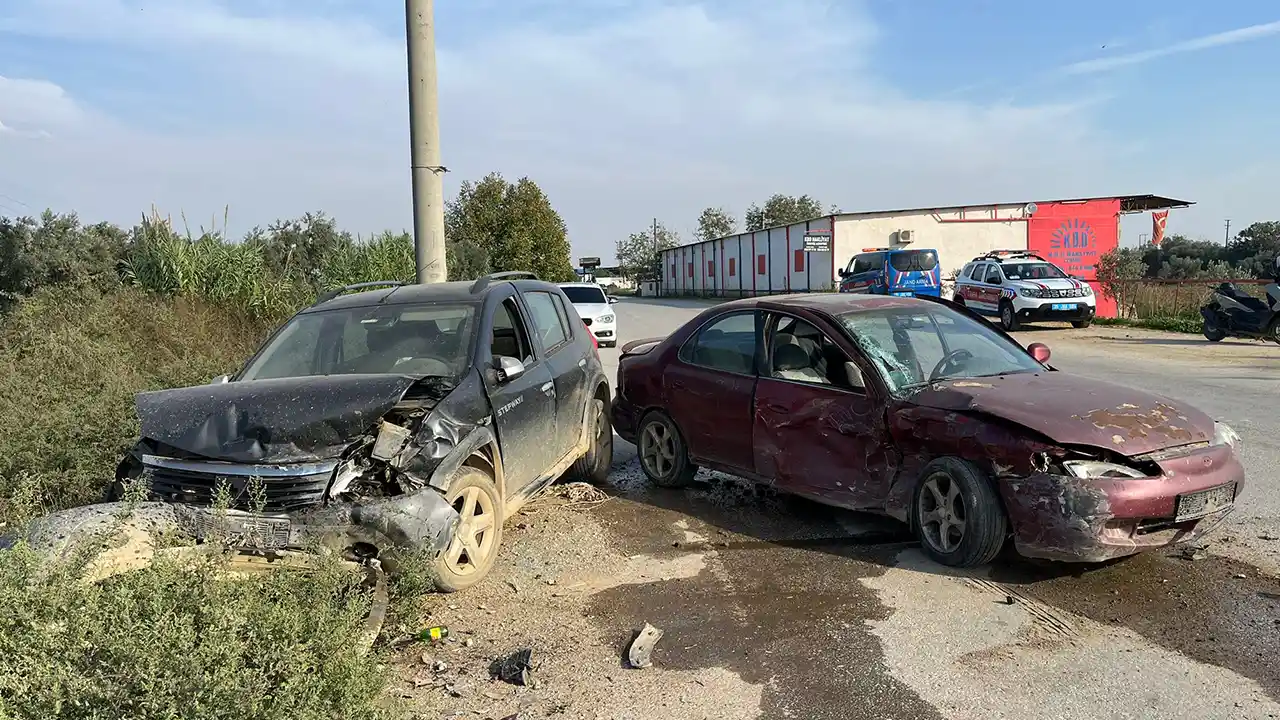 İzmir'de çarpışan 2 otomobilin sürücüleri yaralandı