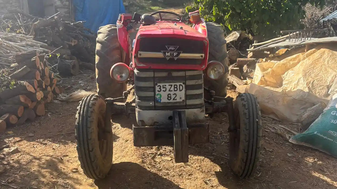 İzmir'de devrilen traktörün sürücüsü hayatını kaybetti