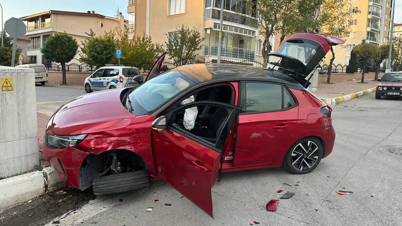 İki Otomobilin Çarpıştığı Kazada Anne ve Kızı Yaralandı