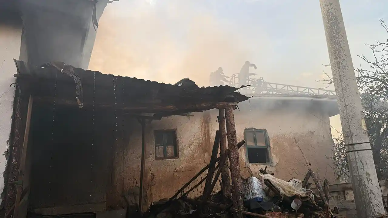 Kütahya'da köyde çıkan yangında 2 ev ile 1 ahır kullanılamaz hale geldi